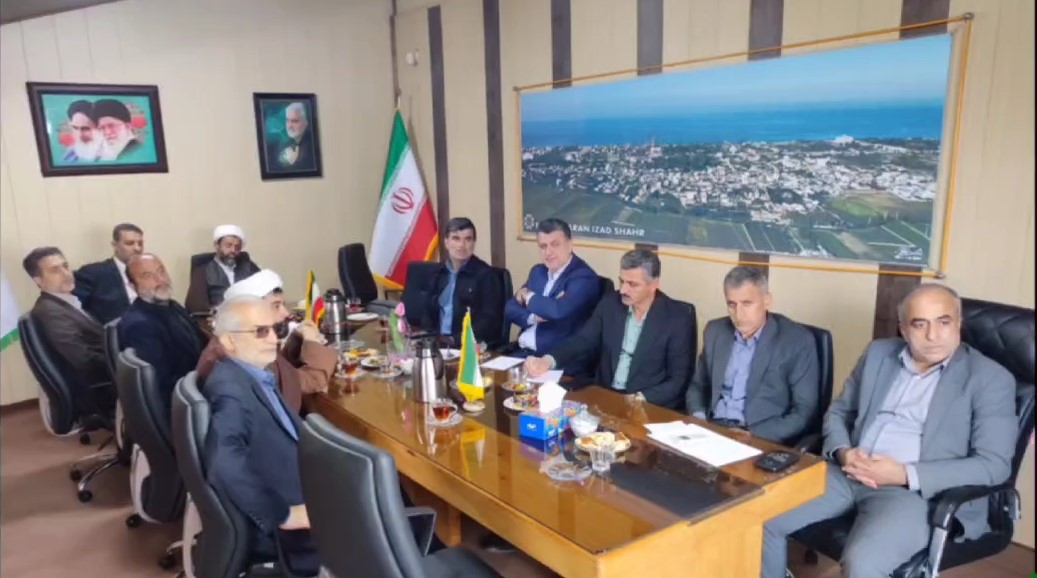 دیدار مشترک ائمه جمعه نور و ایزدشهر با اعضای شورای ایزدشهر