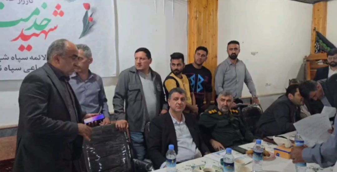 برپایی میز خدمت در محله کرامت شهید رجایی(گلستان ۵) ایزدشهر با حضور فرماندار شهرستان نور 